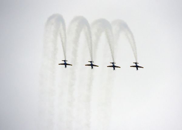 A Esquadrilha da Fumaça faz exibição em homenagem ao aniversário de 488 anos de Vila Velha na Praia de Itaparica por Carlos Alberto Silva