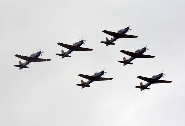 A Esquadrilha da Fumaça faz exibição em homenagem ao aniversário de 488 anos de Vila Velha na Praia de Itaparica por Carlos Alberto Silva