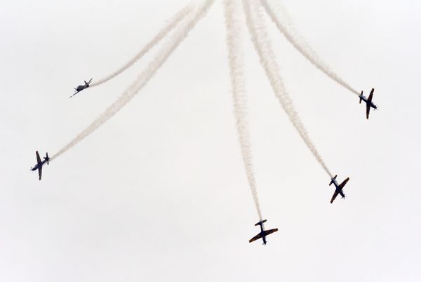 A Esquadrilha da Fumaça faz exibição em homenagem ao aniversário de 488 anos de Vila Velha na Praia de Itaparica por Carlos Alberto Silva