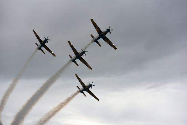 A Esquadrilha da Fumaça faz exibição em homenagem ao aniversário de 488 anos de Vila Velha na Praia de Itaparica por Carlos Alberto Silva