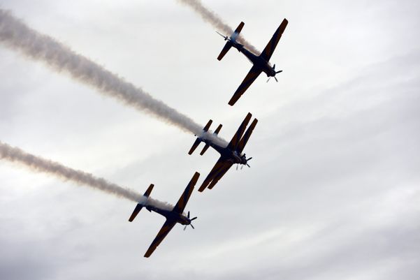 A Esquadrilha da Fumaça faz exibição em homenagem ao aniversário de 488 anos de Vila Velha na Praia de Itaparica por Carlos Alberto Silva
