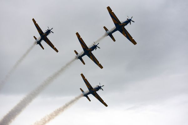 A Esquadrilha da Fumaça faz exibição em homenagem ao aniversário de 488 anos de Vila Velha na Praia de Itaparica por Carlos Alberto Silva