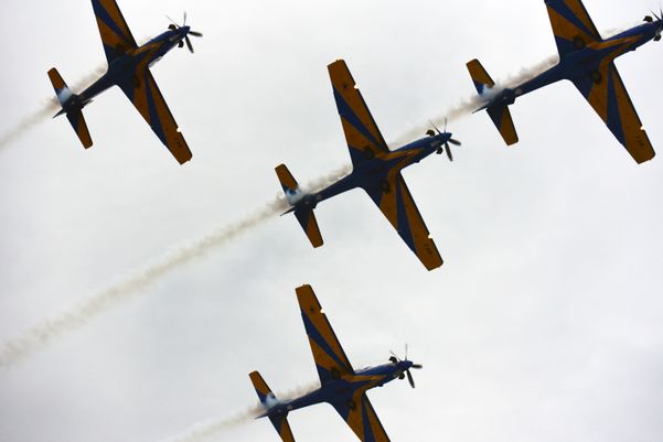 A Esquadrilha da Fumaça faz exibição em homenagem ao aniversário de 488 anos de Vila Velha na Praia de Itaparica por Carlos Alberto Silva