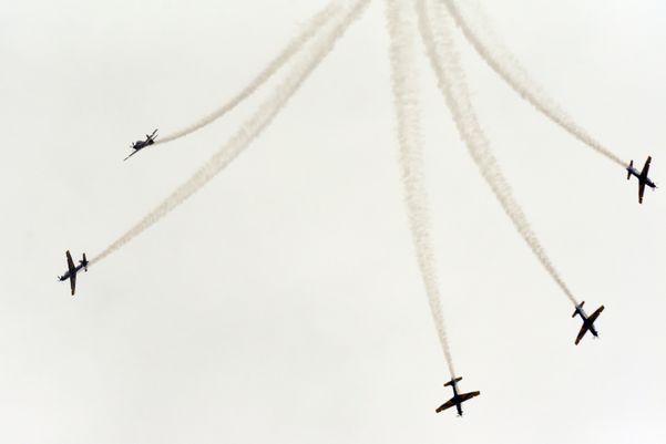 A Esquadrilha da Fumaça faz exibição em homenagem ao aniversário de 488 anos de Vila Velha na Praia de Itaparica por Carlos Alberto Silva