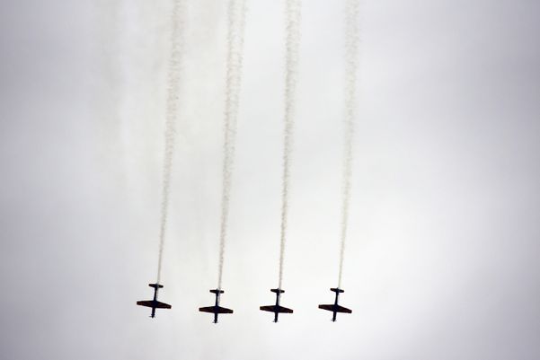 A Esquadrilha da Fumaça faz exibição em homenagem ao aniversário de 488 anos de Vila Velha na Praia de Itaparica por Carlos Alberto Silva