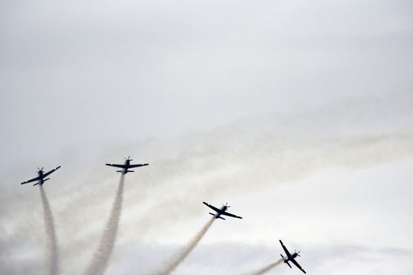 A Esquadrilha da Fumaça faz exibição em homenagem ao aniversário de 488 anos de Vila Velha na Praia de Itaparica por Carlos Alberto Silva