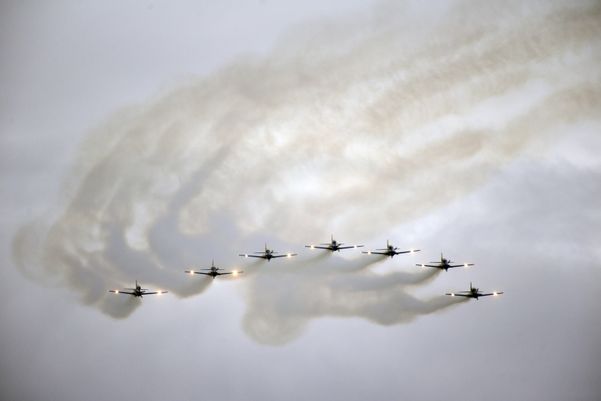 A Esquadrilha da Fumaça faz exibição em homenagem ao aniversário de 488 anos de Vila Velha na Praia de Itaparica por Carlos Alberto Silva