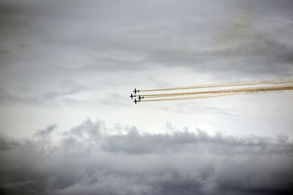 A Esquadrilha da Fumaça faz exibição em homenagem ao aniversário de 488 anos de Vila Velha na Praia de Itaparica por Carlos Alberto Silva