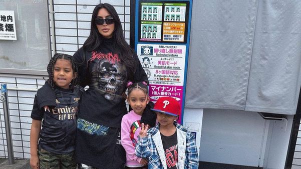 Kim Kardashian em viagem ao Japão com os filhos