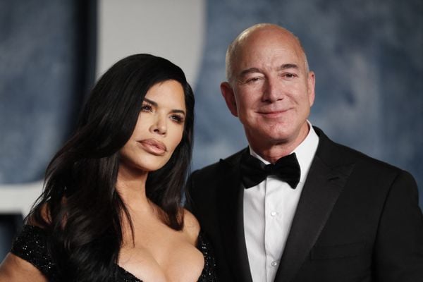 Laura Sanchez e Jeff Bezos para a festa pós Oscar, em 2023