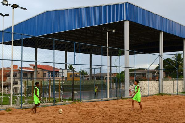 Estação Cidadania e Cultura da Serra tem quadra de areia, onde jovens e adultos jogam futebol e vôlei por Fernando Madeira