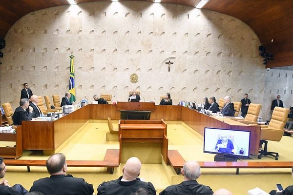 Ministros durante a sessão plenária do STF
