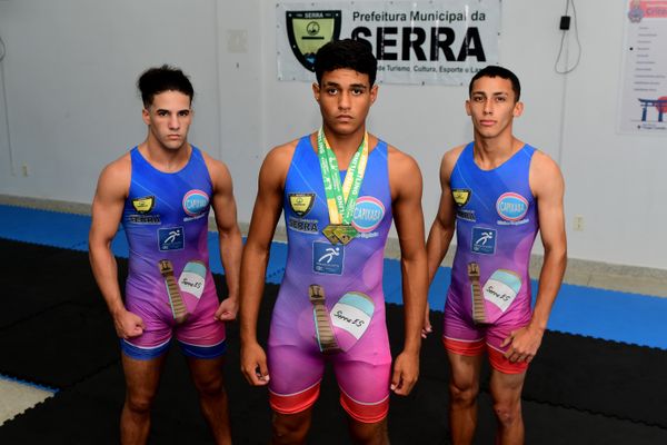 Caio, Patrick e Francisco, da esquerda para a direita, lutam juntos na Serra por Fernando Madeira