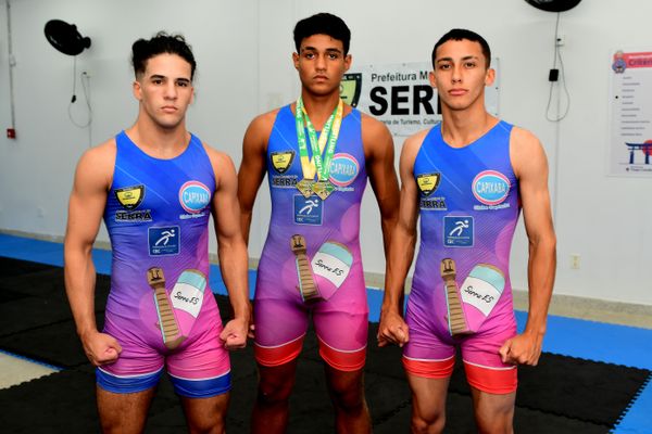 Caio, Patrick e Francisco, da esquerda para a direita, lutam juntos na Serra por Fernando Madeira