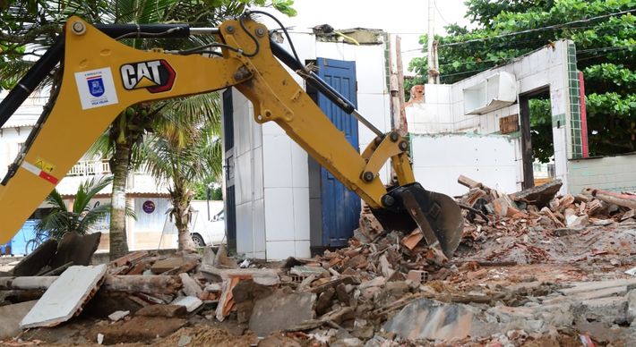 Imagens do repórter fotográfico Fernando Madeira, de A Gazeta, mostram equipes da prefeitura realizando demolição das duas estruturas na manhã desta quinta-feira (25)