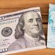 Imagem - Dólar sobe e fecha em R$ 5,72 após temores de um novo coronavírus na China