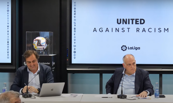 Coletiva foi estampada com o lema 'Unidos contra o racismo'