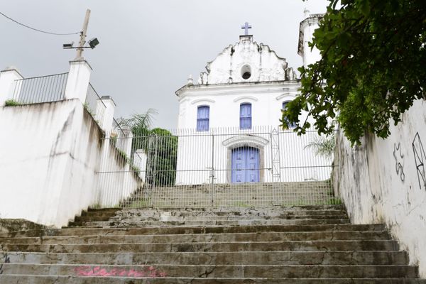 Escadaria de acesso à Igreja do Rosário,  no Centro de Vitória. Vestígios de usuários de drogas chamam a atenção local