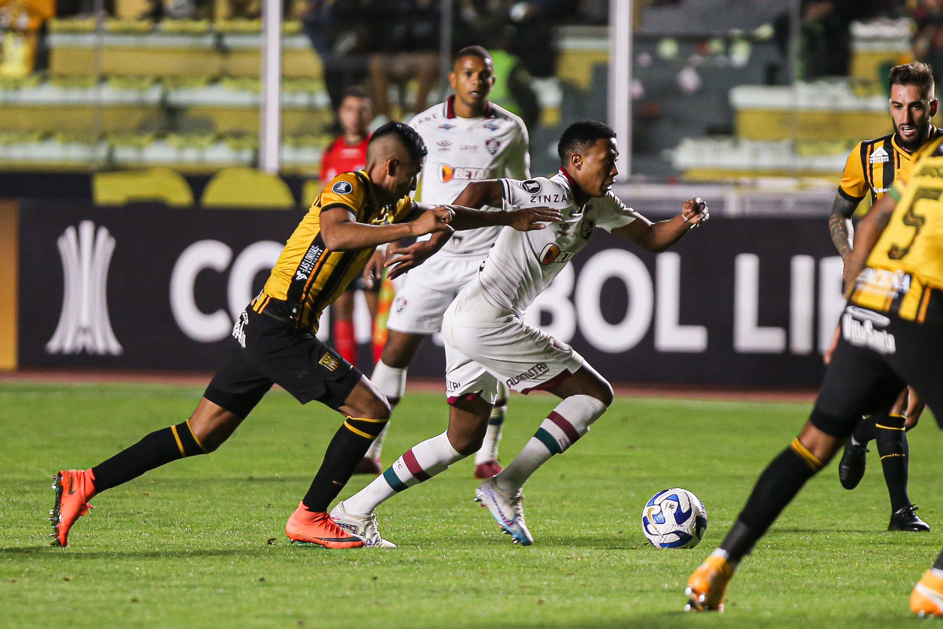 Fluminense joga em ritmo de treino, bate The Strongest e lidera