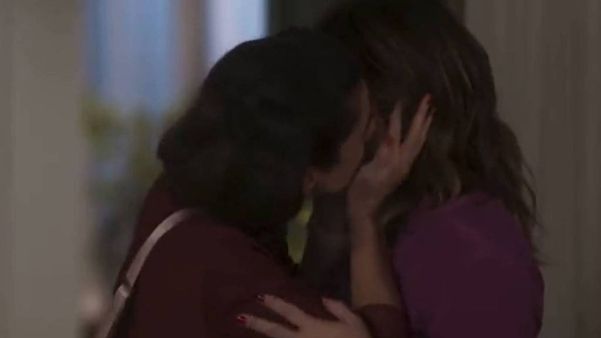 Globo corta mais uma vez cena de beijo lésbico em 'Vai na Fé' e revolta fãs