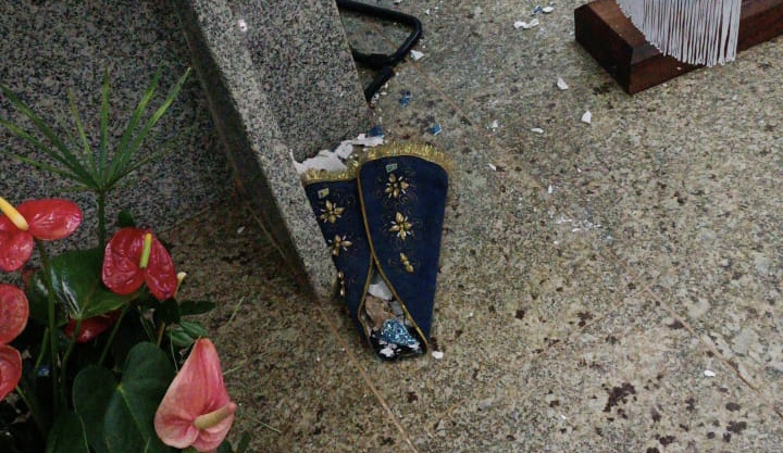 Imagens de Nossa Senhora Aparecida, Nossa Senhora de Lourdes e de Santa Luzia foram destruídas e ficaram espalhadas no chão da capela, na quarta-feira (24)
