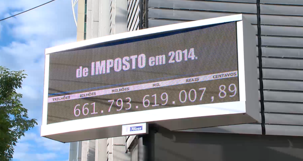 Impostômetro doi instalado em 2014 em uma das principais avenidas de Vitória por Reprodução | TV Gazeta