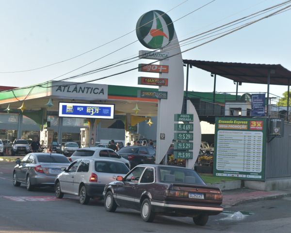 Motoristas fazem fila para abastecer carro no Dia Livre de Impostos por Ricardo Medeiros