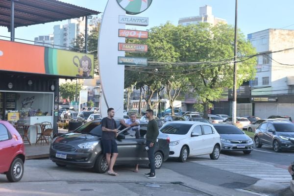 Motoristas fazem fila para abastecer carro no Dia Livre de Impostos