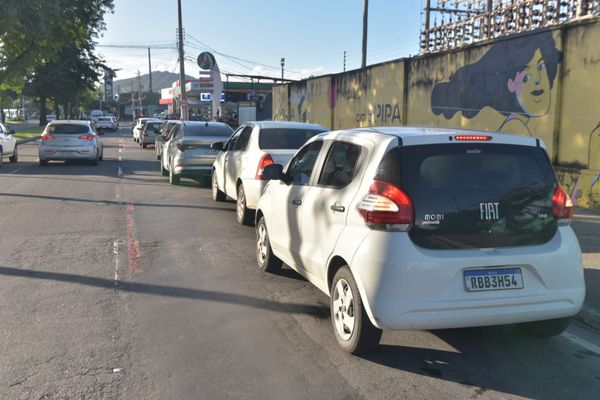 Motoristas fazem fila para abastecer carro no Dia Livre de Impostos por Ricardo Medeiros