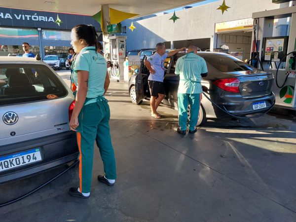 Motoristas fazem fila para abastecer carro no Dia Livre de Impostos, em Vitória por Kaique Dias