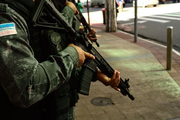 Operação policial escolta grande carga de dinheiro para o Centro de Vitória por Fernando Madeira