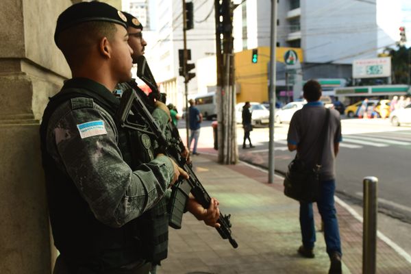 Operação policial escolta grande carga de dinheiro para o Centro de Vitória por Fernando Madeira