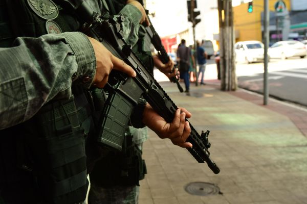 Operação policial escolta grande carga de dinheiro para o Centro de Vitória por Fernando Madeira