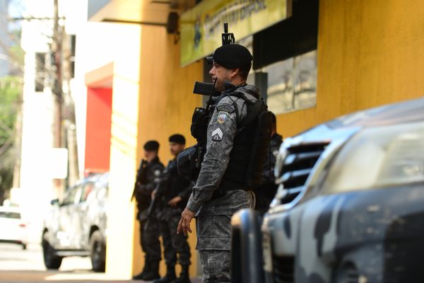 Operação policial escolta grande carga de dinheiro para o Centro de Vitória por Fernando Madeira