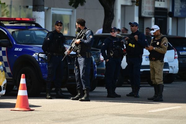 Operação policial escolta grande carga de dinheiro para o Centro de Vitória por Fernando Madeira