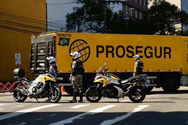 Operação policial escolta grande carga de dinheiro para o Centro de Vitória por Fernando Madeira