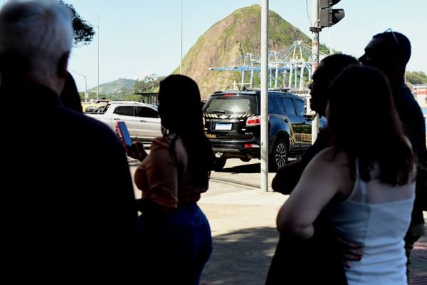 Operação policial escolta grande carga de dinheiro para o Centro de Vitória por Fernando Madeira
