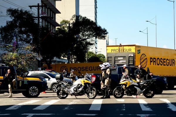 Operação policial escolta grande carga de dinheiro para o Centro de Vitória por Fernando Madeira