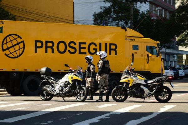 Operação policial escolta grande carga de dinheiro para o Centro de Vitória por Fernando Madeira