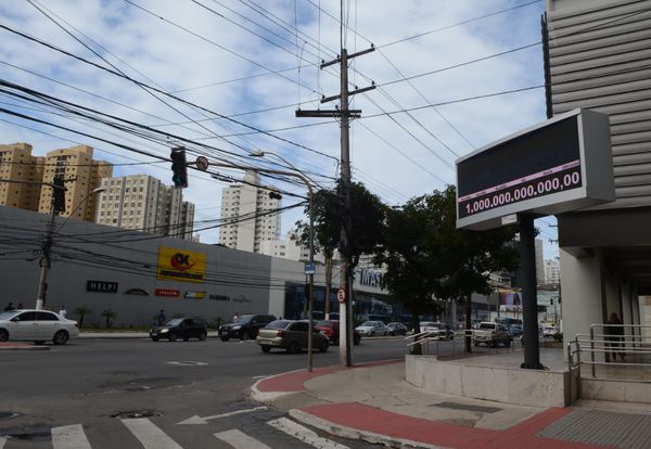 Placar do impostômetro da Findes chegou a um trilhão em agosto de 2014 por Carlos Alberto Silva