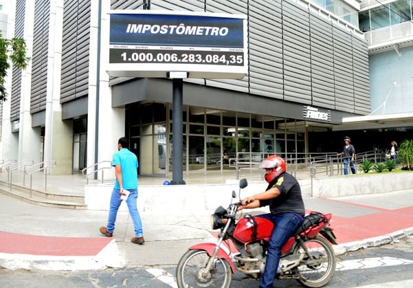 Placar do impostômetro da Findes chegou a um trilhão em agosto de 2014 por Carlos Alberto Silva