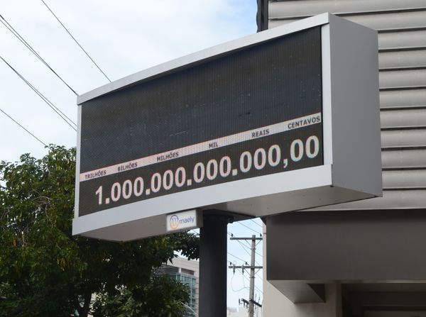 Placar do impostômetro da Findes chegou a um trilhão em agosto de 2014 por Carlos Alberto Silva