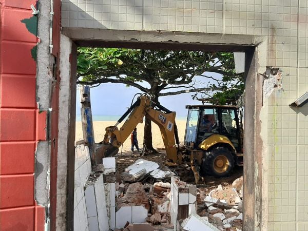 Quiosques na Barra do Jucu, em Vila Velha, começam a ser demolidos na manhã desta quinta-feira (25) por Fernando Madeira