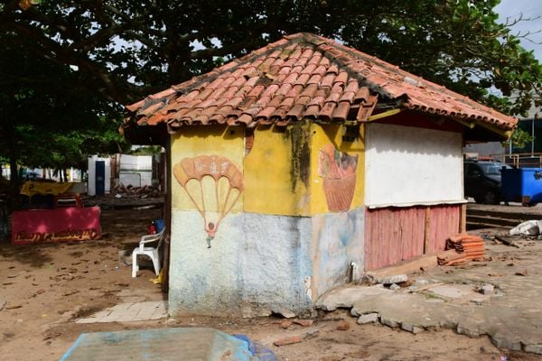 Quiosques na Barra do Jucu, em Vila Velha, começam a ser demolidos na manhã desta quinta-feira (25) por Fernando Madeira