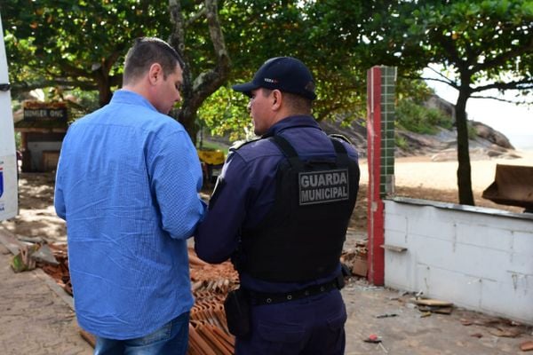 Quiosques na Barra do Jucu, em Vila Velha, começam a ser demolidos na manhã desta quinta-feira (25) por Fernando Madeira