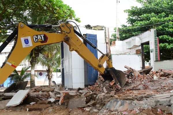 Quiosques na Barra do Jucu, em Vila Velha, começam a ser demolidos na manhã desta quinta-feira (25) por Fernando Madeira