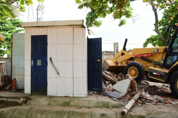 Quiosques na Barra do Jucu, em Vila Velha, começam a ser demolidos na manhã desta quinta-feira (25) por Fernando Madeira