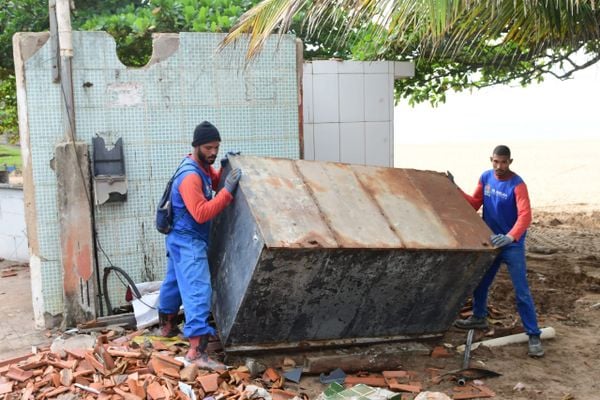 Quiosques na Barra do Jucu, em Vila Velha, começam a ser demolidos na manhã desta quinta-feira (25) por Fernando Madeira