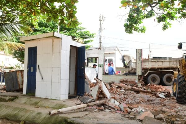 Quiosques na Barra do Jucu, em Vila Velha, começam a ser demolidos na manhã desta quinta-feira (25) por Fernando Madeira