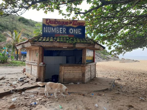 Quiosques na Barra do Jucu, em Vila Velha, começam a ser demolidos na manhã desta quinta-feira (25) por Fernando Madeira